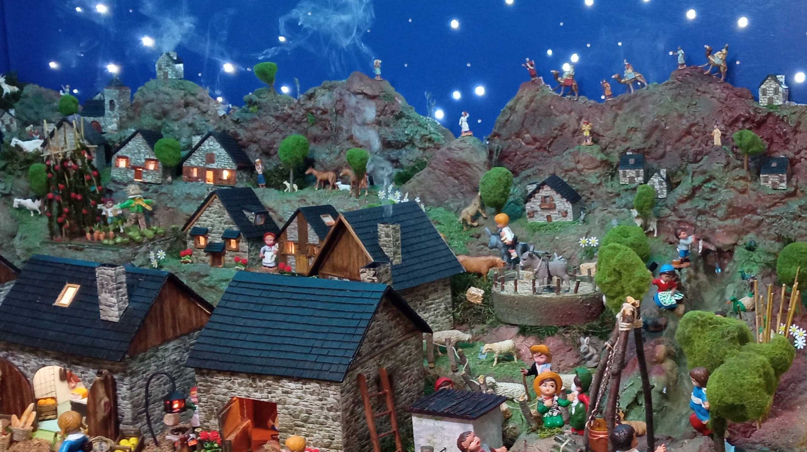 Vista genèrica i nocturna del pessebre.