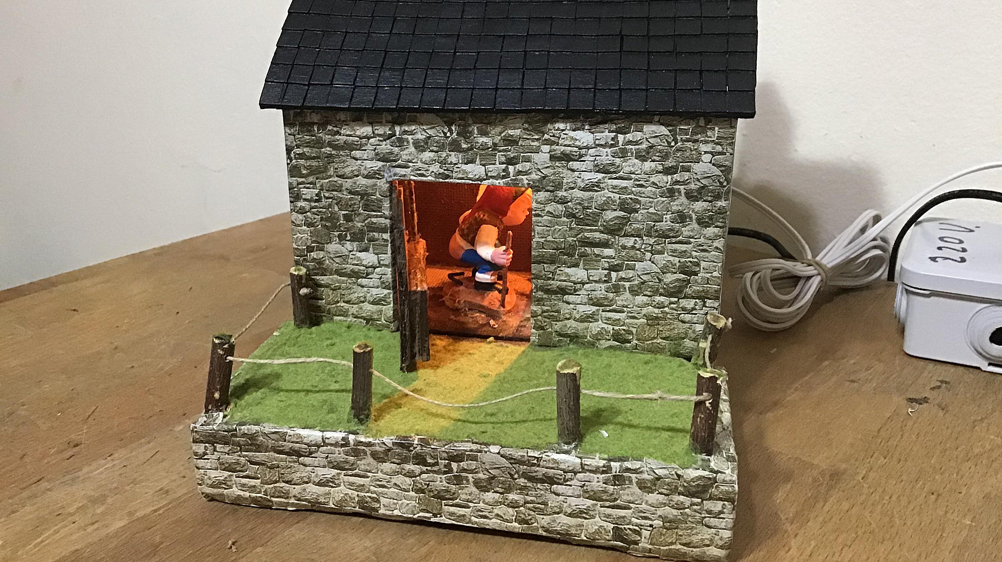 La caseta del caganer damunt d'una taula.